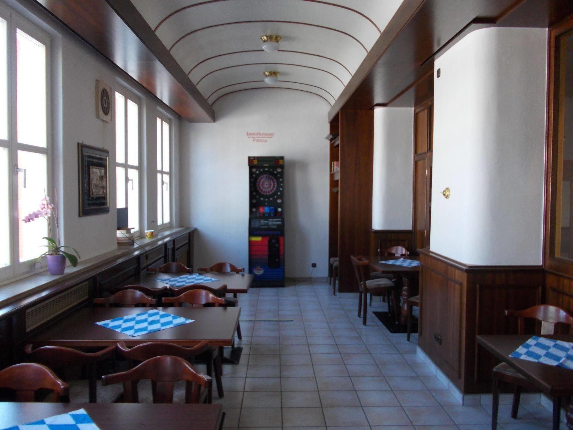 Hotel Im Bahnhof Пассау Екстер'єр фото